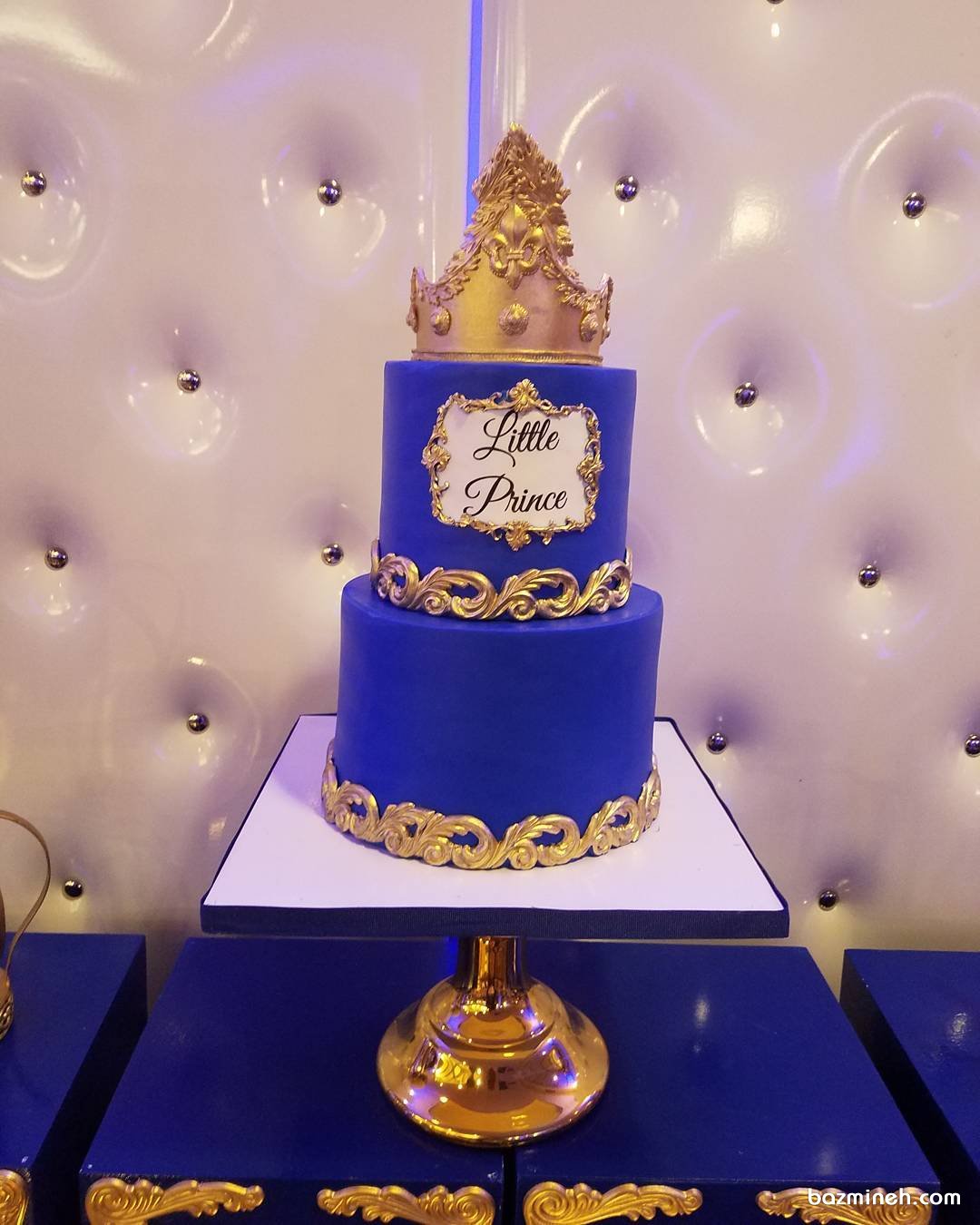 کیک دو طبقه جشن تولد پسرانه با تم پادشاه آبی طلایی (king)
