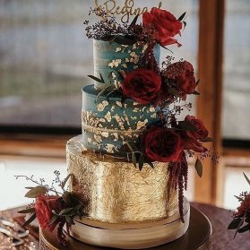 کیک خاص جشن نامزدی یا سالگرد ازدواج تزیین شده با گل های رز طبیعی