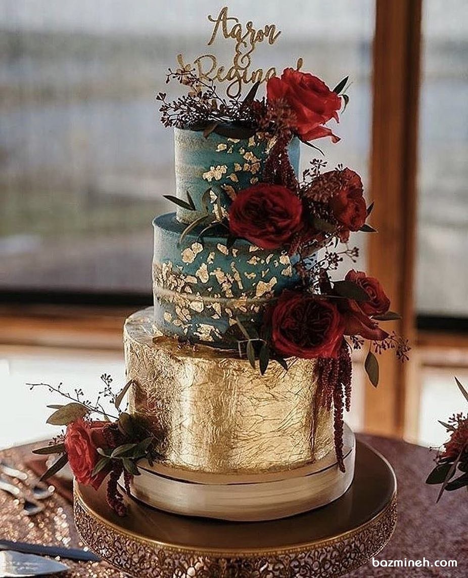 کیک خاص جشن نامزدی یا سالگرد ازدواج تزیین شده با گل های رز طبیعی