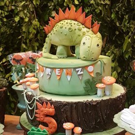 کیک فوندانت جشن تولد کودک با تم دایناسور