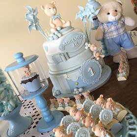 کیک فوندانت و کاپ کیک های عروسکی جشن تولد یکسالگی پسرانه با تم خرس تدی