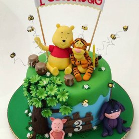 کیک فوندانت جشن تولد کودک با تم پو و دوستان