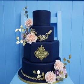 کیک زیبا و باشکوه جشن نامزدی یا سالگرد ازدواج با تم سرمه ای طلایی و تزیینات زیبای گل 