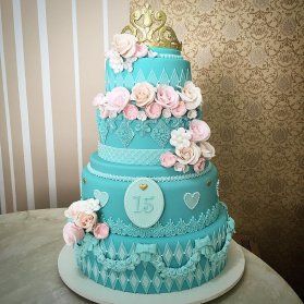 کیک چند طبقه زیبای جشن تولد نوجوان با تم تاج دخترانه