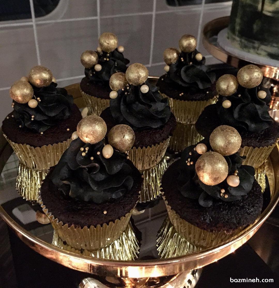 کاپ کیک های ساده و خوشمزه شکلاتی جشن تولد با تم قهوه ای طلایی