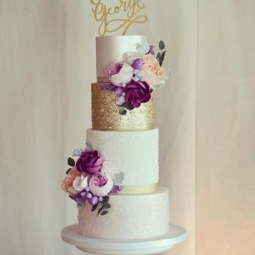 کیک چند طبقه ساده و شیک جشن نامزدی یا سالگرد ازدواج با تم سفید طلایی