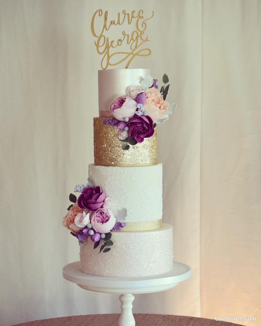 کیک چند طبقه ساده و شیک جشن نامزدی یا سالگرد ازدواج با تم سفید طلایی