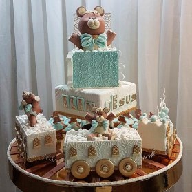کیک و مینی کیک های فوندانت عروسکی جشن تولد کودک با تم خرس کوچولو