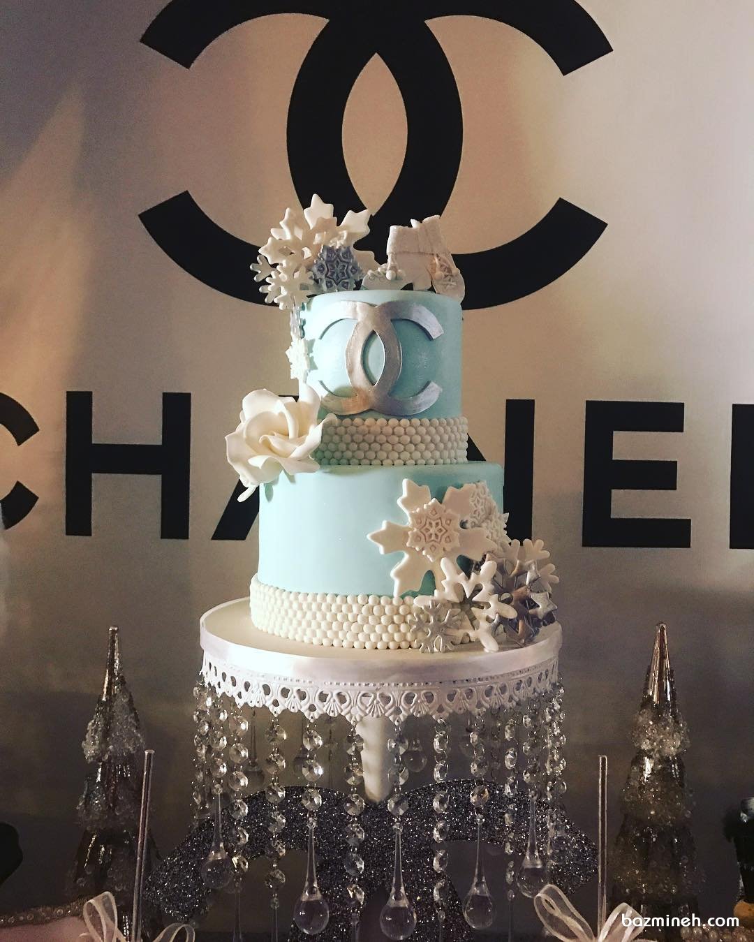 کیک خاص جشن تولد دخترونه با تم برند شنل (Chanel)