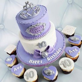کیک دو طبقه فوندانت به همرا کاپ کیک های زیبای جشن تولد دخترونه با تم تاج یاسی سفید