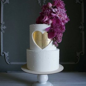 کیک دو طبقه جشن سالگرد ازدواج تزیین شده با گل های طبیعی