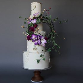 کیک چند طبقه جشن نامزدی یا سالگرد ازدواج تزیین شده با گل های طبیعی 