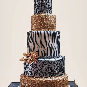کیک منحصر به فرد جشن نامزدی یا سالگرد ازدواج با تم سفید مشکی طلایی