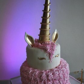 کیک فانتزی جشن تولد دخترانه با تم یونیکورن سفید صورتی (Unicorn)