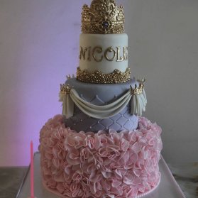 کیک سه طبقه زیبای جشن تولد دخترونه با تم تاج برای پرنسس کوچولوها