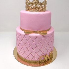 کیک فوندانت جشن تولد یکسالگی پرنسس کوچولوها با تم تاج صورتی طلایی