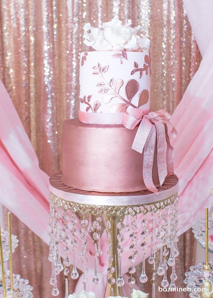 کیک دو طبقه زیبای جشن تولد دخترانه با تم رزگلد 