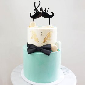 مدل کیک ساده و زیبای جشن تولد پسرونه با تم کروات و سیبیل تزیین شده با ماکارون و تم سفید آبی
