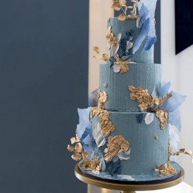 کیک منحصر به فرد جشن نامزدی یا سالگرد ازدواج با تم آبی و گل های طلایی