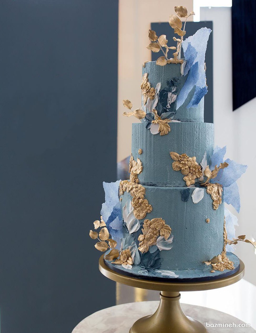 کیک منحصر به فرد جشن نامزدی یا سالگرد ازدواج با تم آبی و گل های طلایی