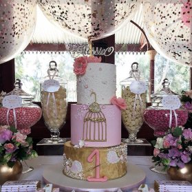 کیک سه طبقه خاص جشن تولد یکسالگی دخترونه با طرح قفس و تم سفید صورتی طلایی