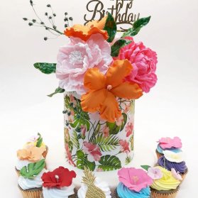 کیک و کاپ کیک های رنگی جشن تولد بزرگسال با تم هاوایی