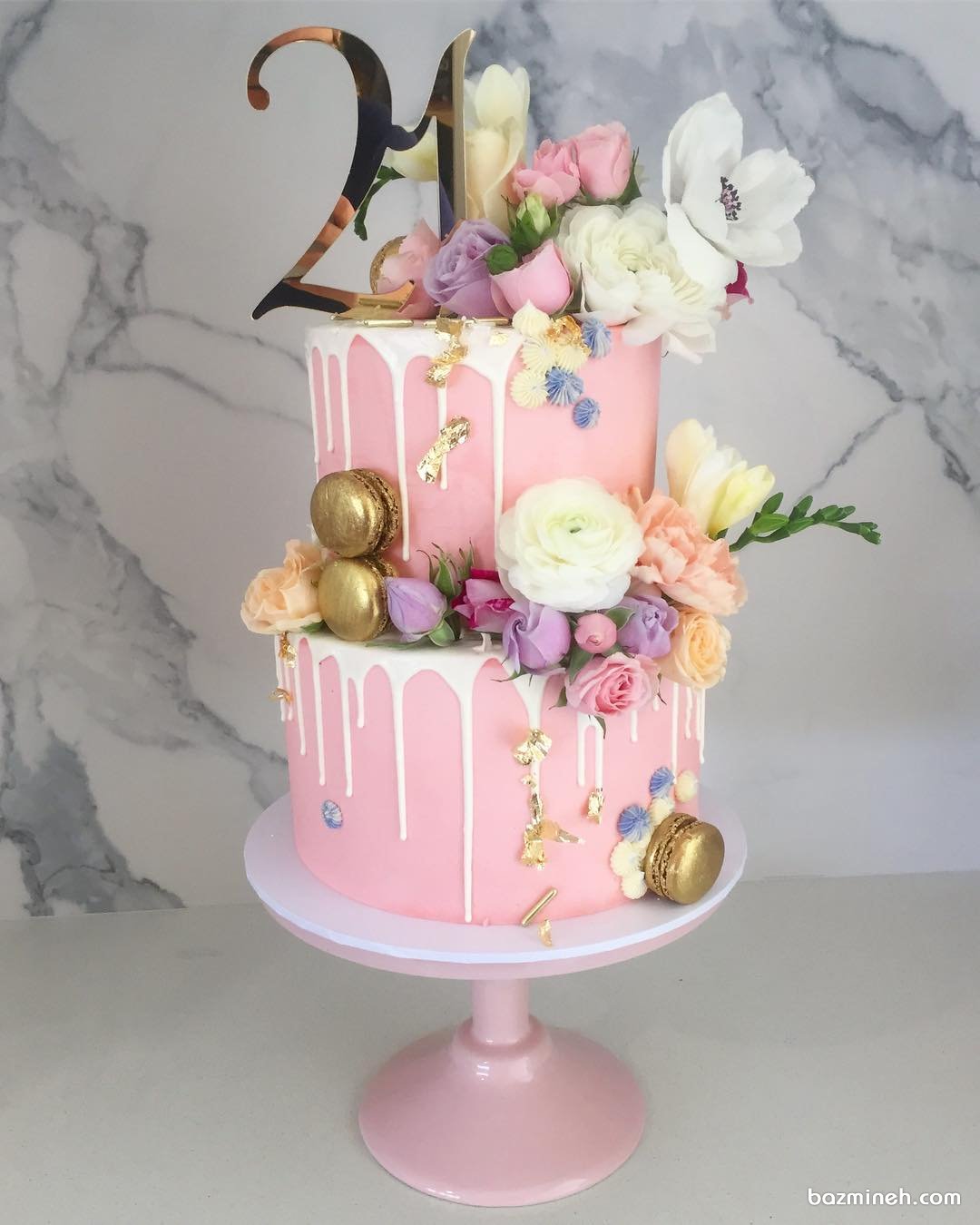 کیک دو طبقه جشن تولد دخترونه با تم صورتی طلایی تزیین شده با گل های رز طبیعی و ماکارون