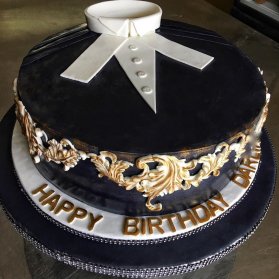 کیک جشن تولد مردانه با تم مشکی سفید طلایی