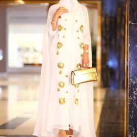 مانتو عقد بلند حریر سفید رنگ با خرج کار های طلایی مدلی بی نظیر برای مراسم عقد محضری 