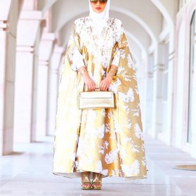 مدل مانتو عقد بلند شنلی با پارچه طلایی طرح دار مناسب برای عروس خانم ها در مراسم عقد محضری