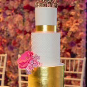 کیک سه طبقه جشن تولد بزرگسال یا سالگرد ازدواج با تم سفید طلایی