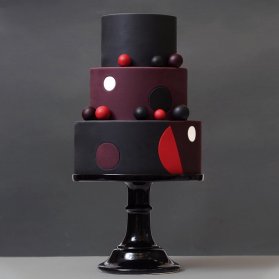 کیک فوندانت خاص جشن تولد بزرگسال با تم قرمز مشکی