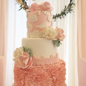کیک سه طبقه خاص جشن سالگرد ازدواج با تم سفید صورتی