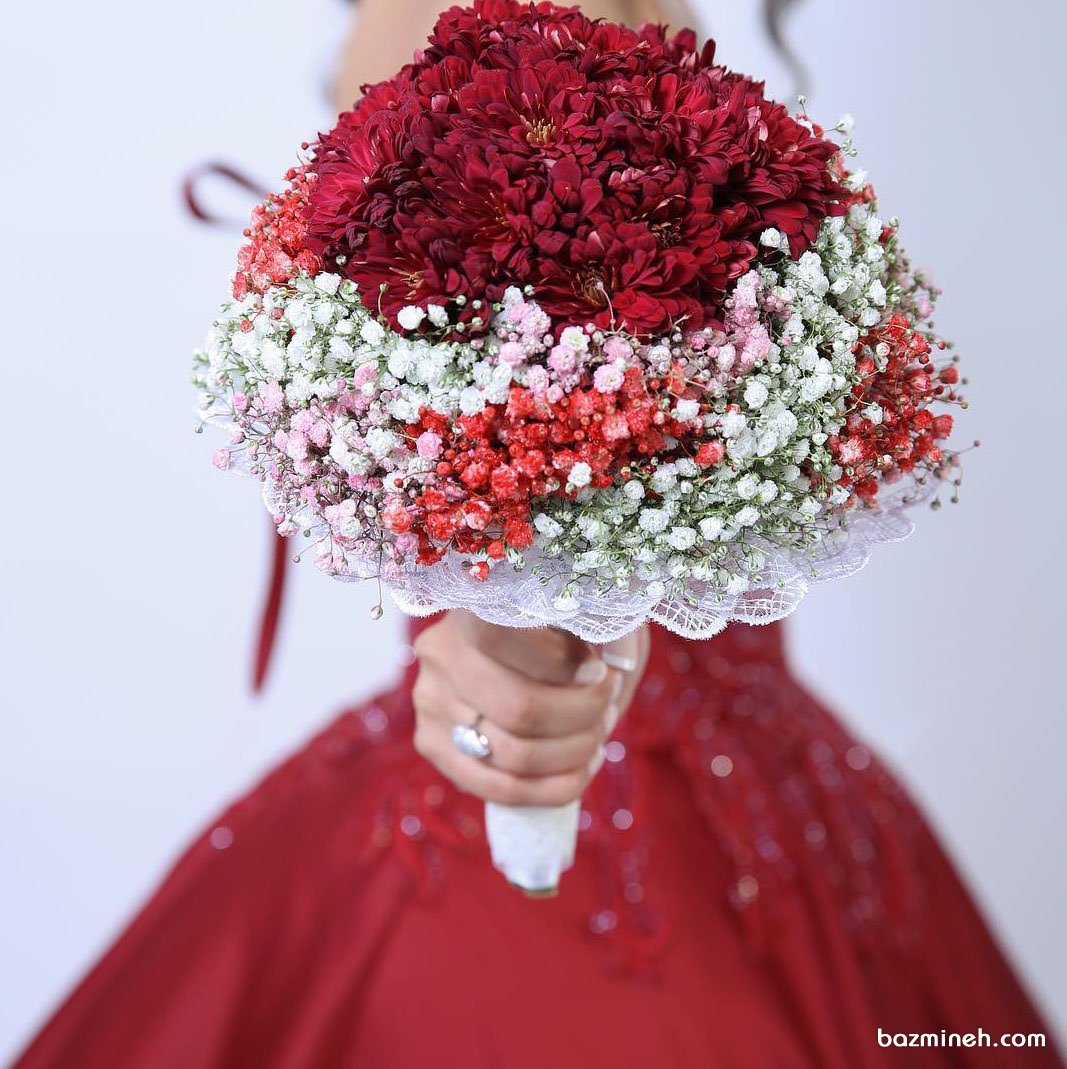 دسته گل زیبای عروس برای مراسم نامزدی و ست کردن با لباس قرمز رنگ