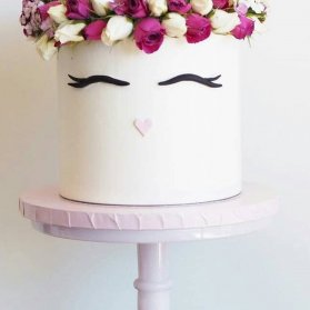 کیک فانتزی جشن تولد دخترونه تزیین شده با غنچه های گل رز طبیعی کرم صورتی