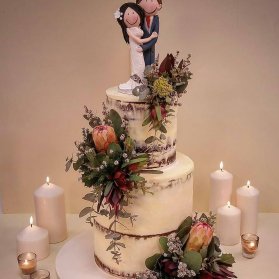 کیک متفاوت جشن نامزدی یا عروسی تزیین شده با گل های طبیعی به سبک بوهو