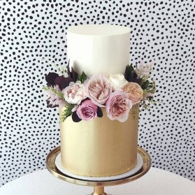 کیک دو طبقه جشن تولد یا سالگرد ازدواج با تم کرم طلایی تزیین شده با گل های طبیعی