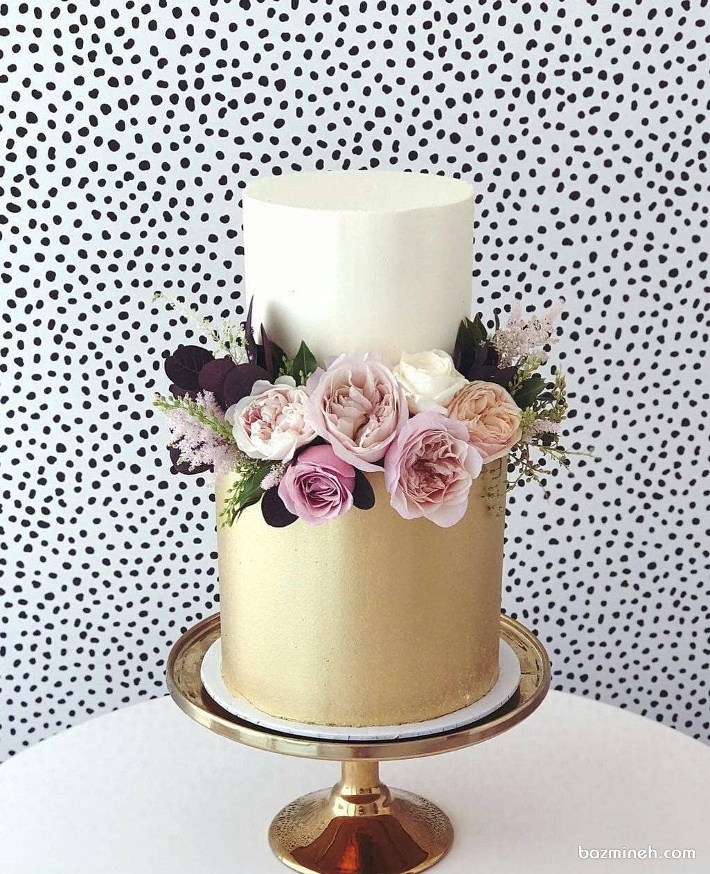کیک دو طبقه جشن تولد یا سالگرد ازدواج با تم کرم طلایی تزیین شده با گل های طبیعی