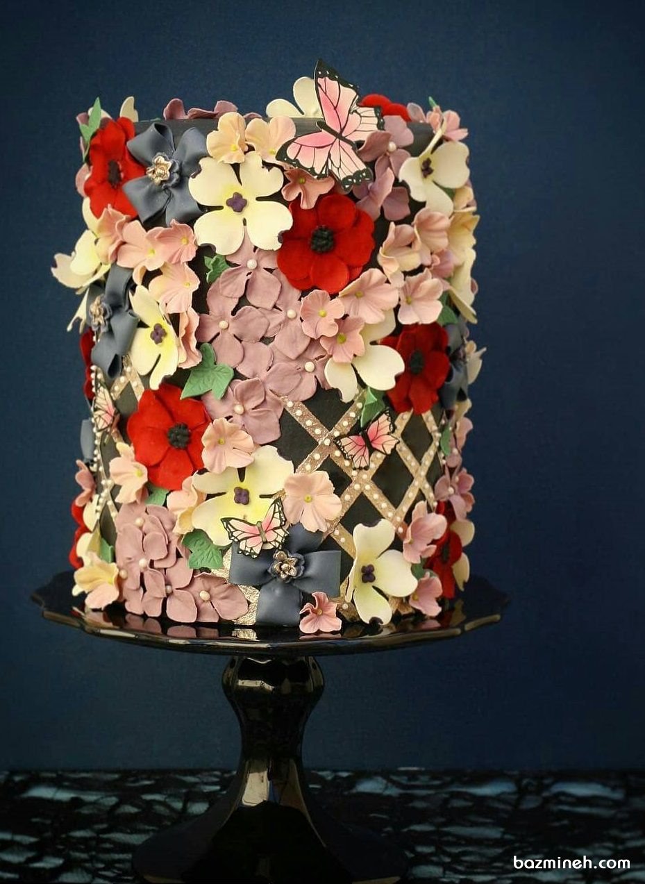 کیک شاد و رنگی جشن تولد بزرگسال تزیین شده با گل های خمیری فوندانت