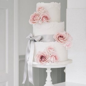 کیک سه طبقه زیبای جشن نامزدی یا سالگرد ازدواج تزیین شده با گل های خمیری فوندانت
