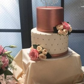 کیک دو طبقه جشن نامزدی یا سالگرد ازدواج با تم کرم رزگلد تزیین شده با گل های رز طبیعی 