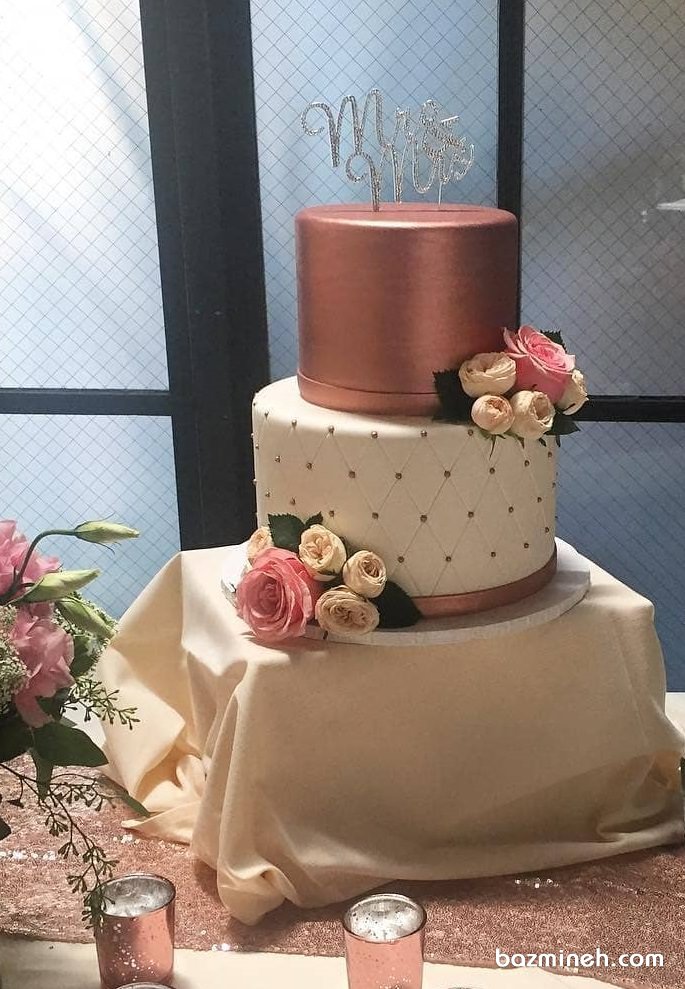 کیک دو طبقه جشن نامزدی یا سالگرد ازدواج با تم کرم رزگلد تزیین شده با گل های رز طبیعی 
