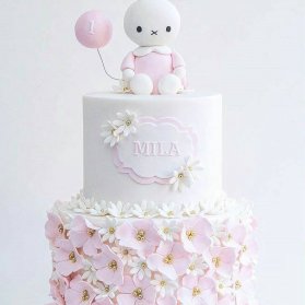 کیک عروسکی جشن تولد یکسالگی دخترونه با تم خرگوش سفید صورتی