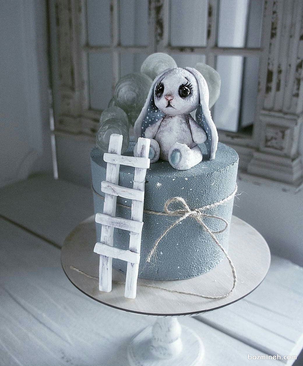 کیک فوندانت جشن تولد کودک با تم خرگوش و نردبان آرزوها