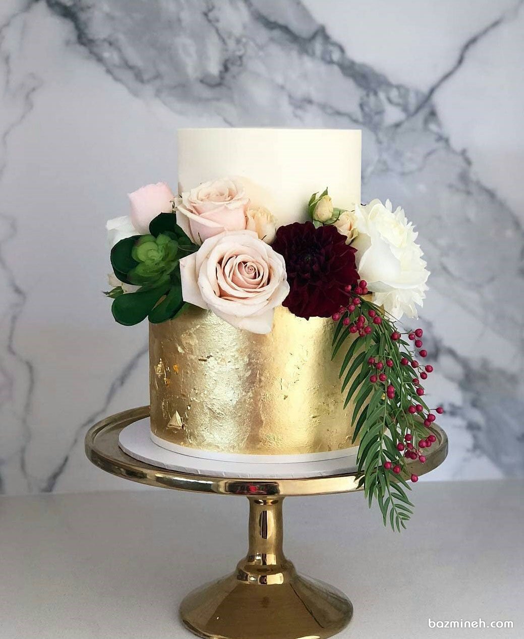 کیک دو طبقه جشن تولد بزرگسال یا سالگرد ازدواج با تم کرم طلایی تزیین شده با گل های طبیعی