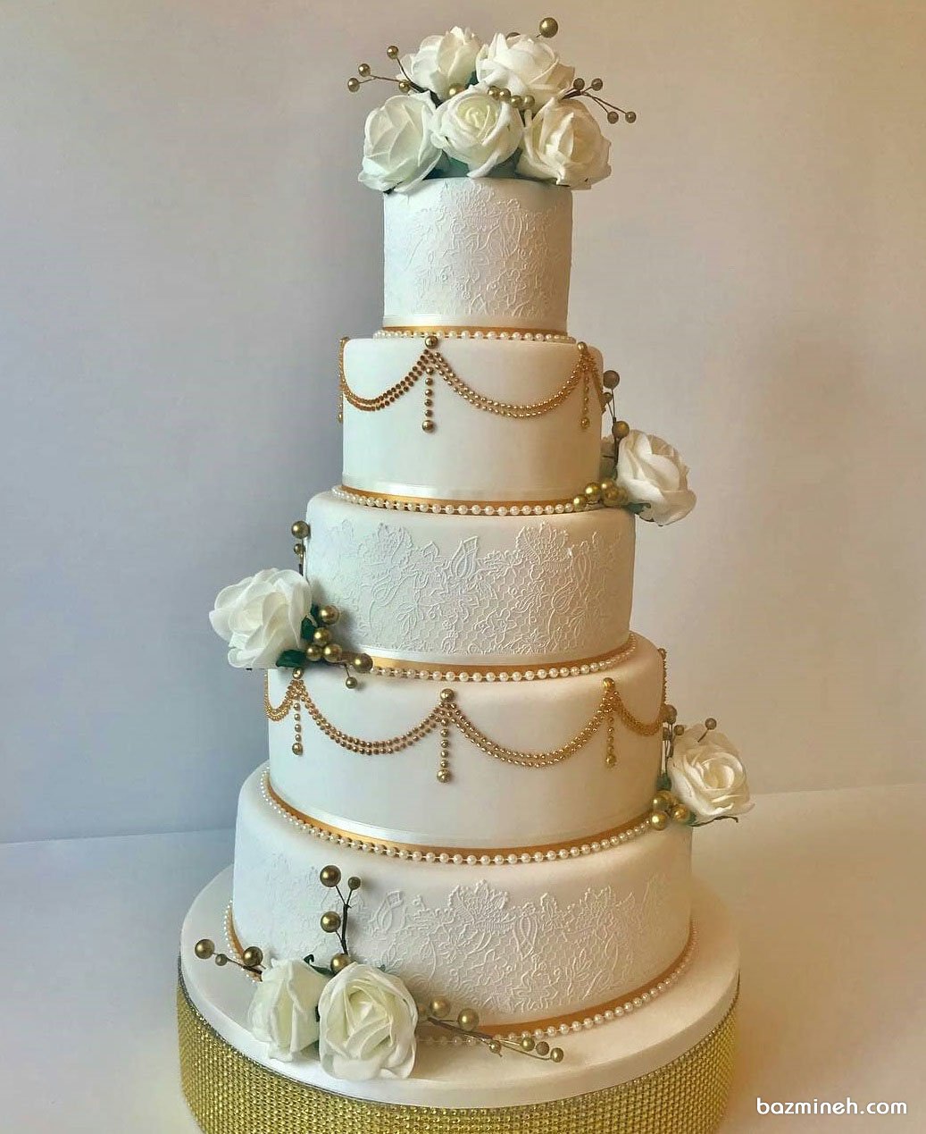 کیک چند طبقه باشکوه جشن نامزدی یا سالگرد ازدواج با طرح تور تزیین شده با گل و مروارید