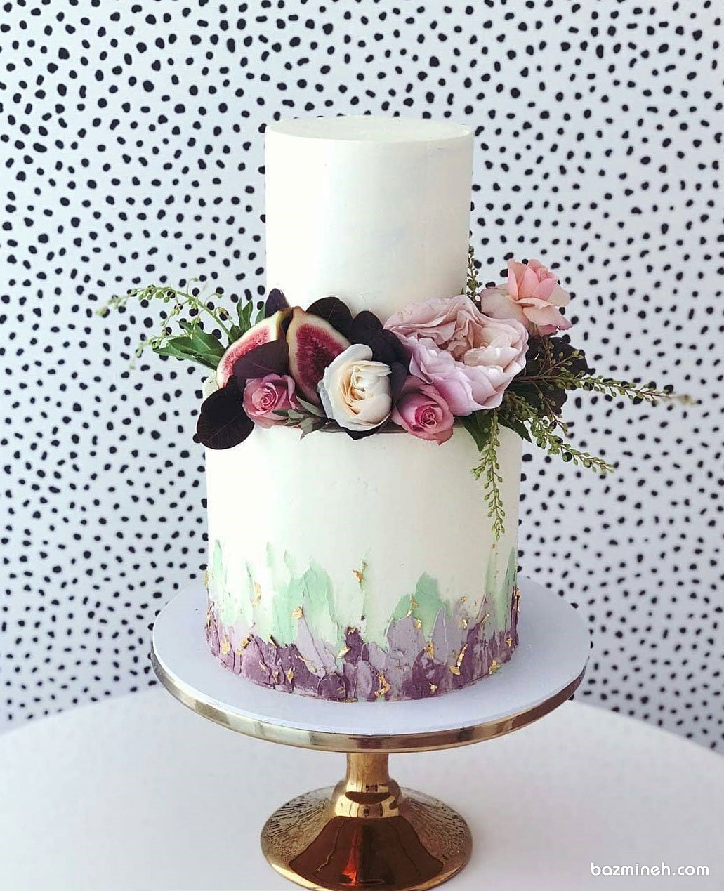 کیک دو طبقه ساده و شیک جشن تولد بزرگسال تزیین شده با گل های طبیعی
