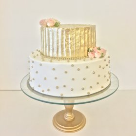 کیک دو طبقه جشن تولد بزرگسال یا سالگرد ازدواج با تم سفید طلایی تزیین شده با رزهای مینیاتوری