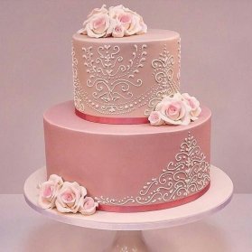 کیک دو طبقه جشن نامزدی یا سالگرد ازدواج با تم صورتی و تزیینات خامه و گل های خمیری فوندانت
