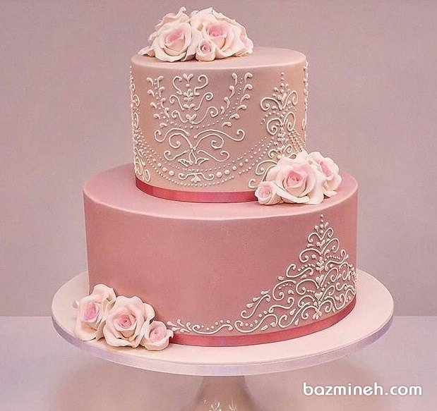 کیک دو طبقه جشن نامزدی یا سالگرد ازدواج با تم صورتی و تزیینات خامه و گل های خمیری فوندانت